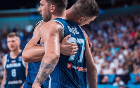 九游-东契奇巅峰对决，浓眉哥与70激战塞尔维亚队分钟，问鼎冠军胜负难料！的简单介绍